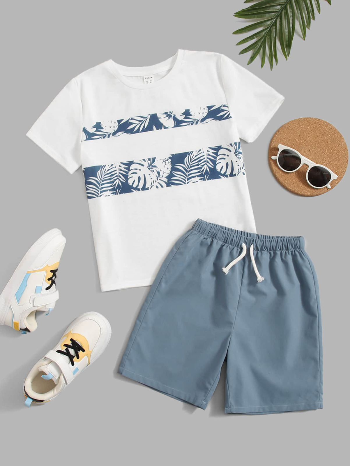 SHEIN Camiseta Estampada Con Color Contrastante Y Pantalones Cortos Sólidos Para Niños