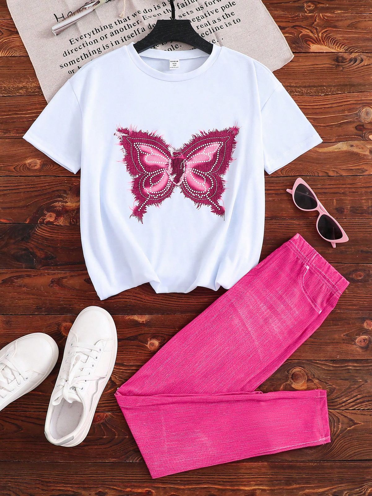 SHEIN 2 piezas Conjunto de top de manga corta con estampado de mariposa efecto denim y leggings de estilo casual de calle para niñas pequeñas, talla grande