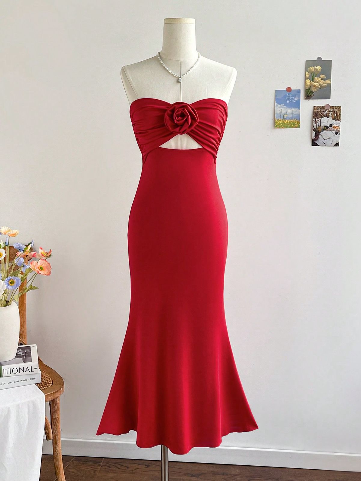 SHEIN Dreamara Vestido rojo seductor y favorecedor de la figura con diseño floral y espalda descubierta.