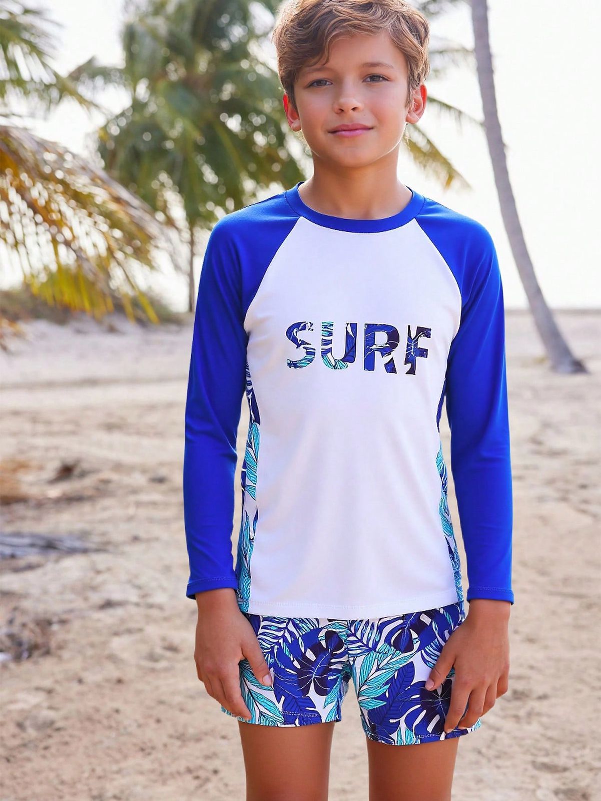 Traje de baño para niño preadolescente - Parte superior con estampado y pantalones cortos de natación con estampado aleatorio