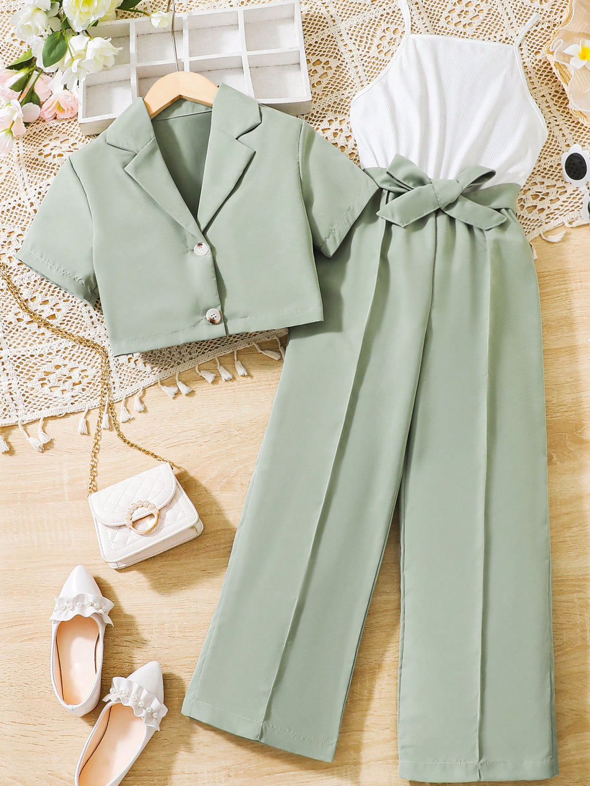 SHEIN Traje De Blazer De Cuello De Solapa Para Niña Adolescente Y Mono Cami Ajustado Con Cinturón