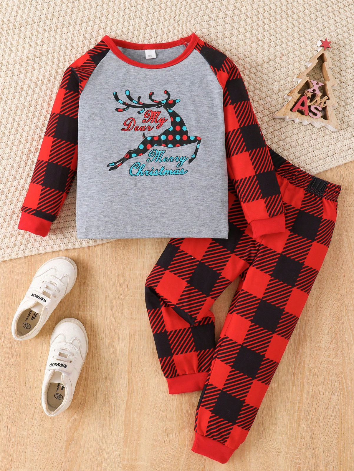 Conjunto de 2 piezas para niño pequeño con estampado de reno y leyenda "Feliz Navidad" en cuadros rojos y negros, incluyendo top de manga larga y pantalones