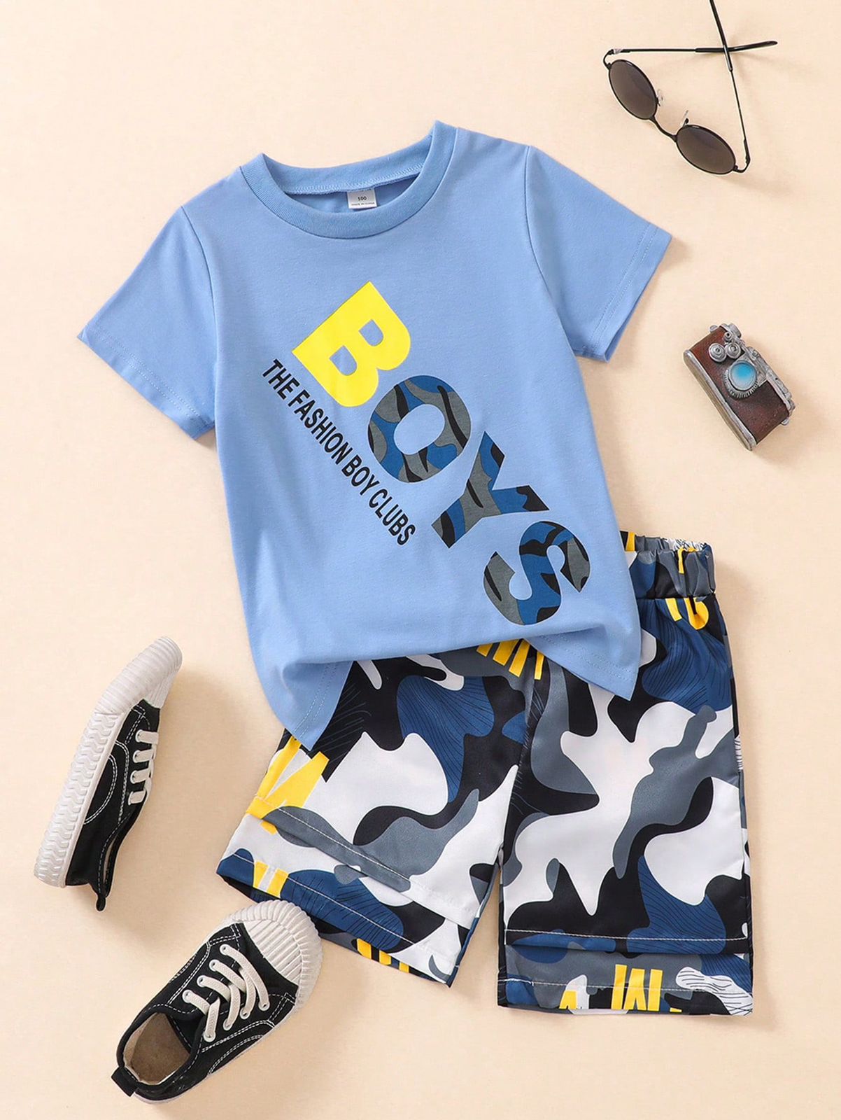 SHEIN Conjunto de camiseta de manga corta con cuello redondo y pantalones cortos con estampado simple para niños jóvenes