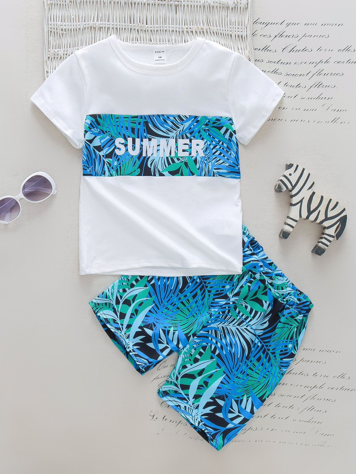 SHEIN Joven Chico Camiseta Gráfica Tropical Con Letras Y Pantalones Cortos