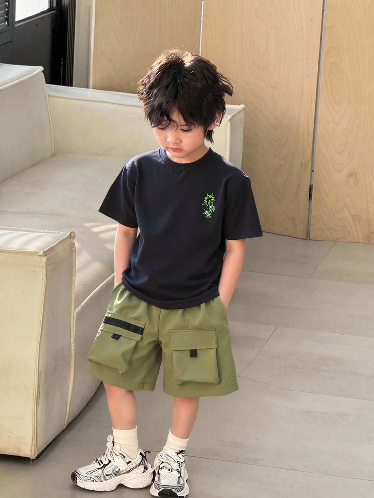 Set de 2 piezas de camiseta con gráfico de color liso y shorts holgados para niños, cómodo y versátil