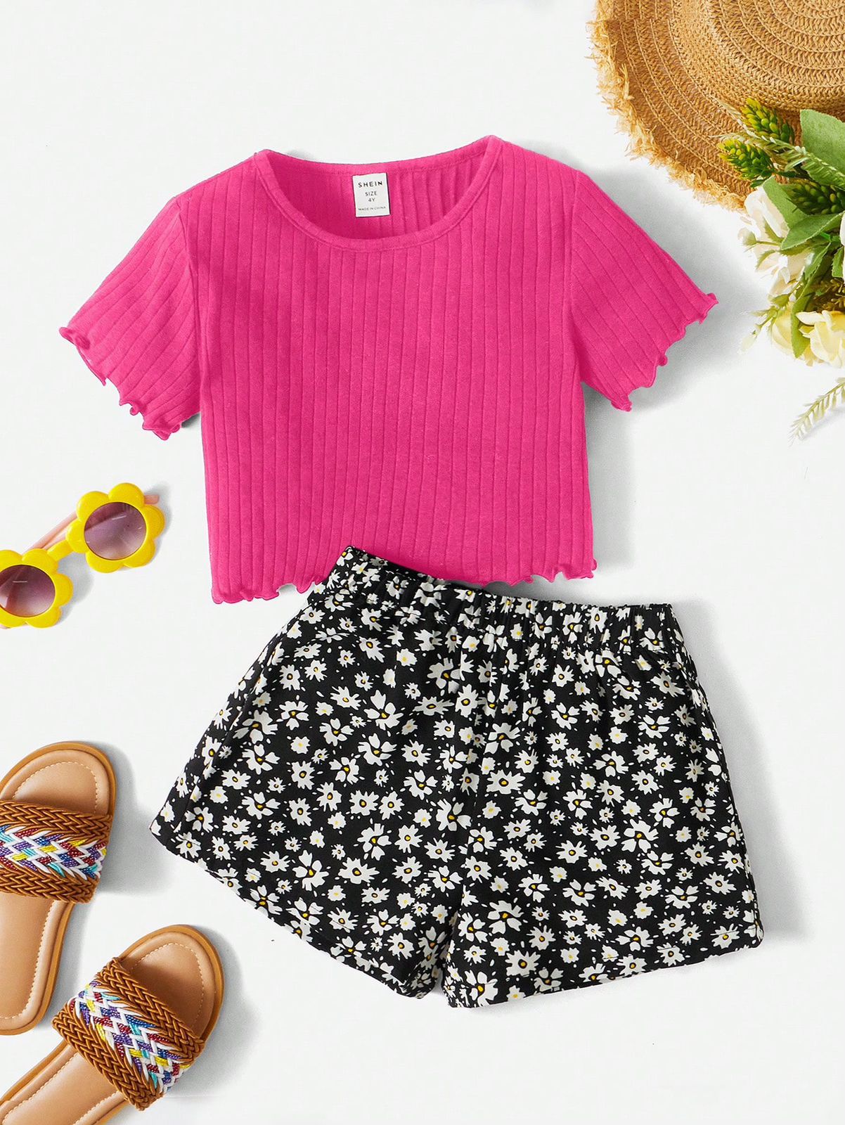 SHEIN Conjunto casual de 2 piezas para niña: Camiseta de manga corta con cuello redondo y elegante, y shorts con estampado de margaritas